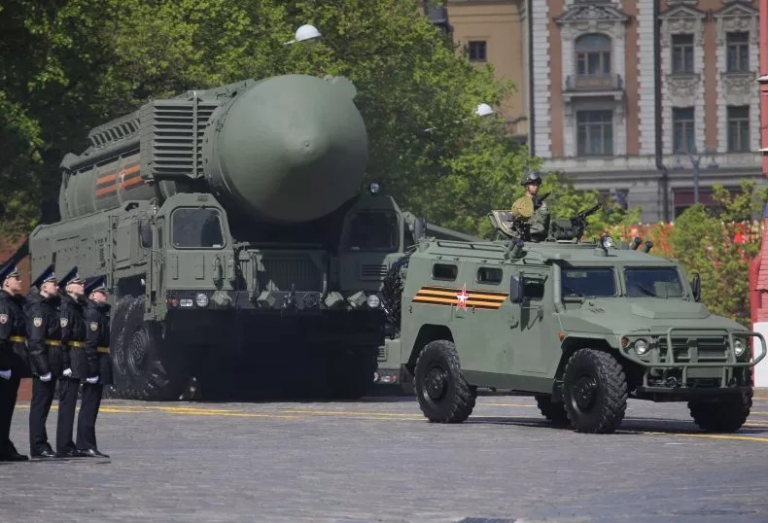 Një kompleks raketash bërthamore ruse RS-24 Yars në Sheshin e Kuq, Moskë, më 5 maj 2024. Rusia ka ndryshuar doktrinën e saj bërthamore me një dekret të lëshuar më 19 nëntor. 2024.